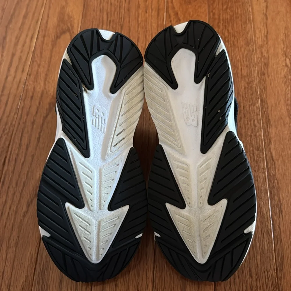 🎉New Balance- Velcro Sneakers(Size 2)🎉 - Picture 6 of 6